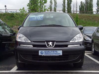 A 2005 Peugeot 807 